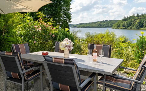 Am Seeufer: Furniture, Outdoor Furniture, Outdoor Table, Chair, Kitchen & Dining Room Table, Garden, Patio, Landscaping, Houseplant, Armrest