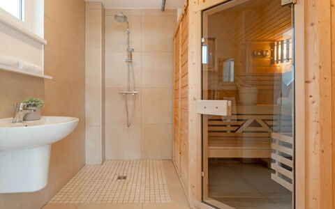 Am Seeufer: Flooring, Interior Design, Floor, Wood, Ceiling, Plumbing Fixture, Room, Bathroom, Plumbing, Wood Stain