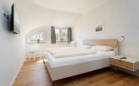 Reiterhof Rickert Glücksklee: Bed, Interior Design, Bedroom, Flooring, Floor, Furniture, Wood, Ceiling, Bedding, Bed Sheet