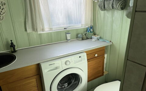 Rəzvan - from the Sea: Washing Machine, Clothes Dryer, Laundry Room, Interior Design, Flooring, Plumbing Fixture, Floor, Room, Plumbing, Bathroom