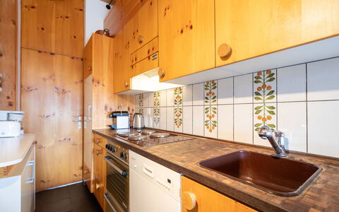 Casa Pleun: Wood, Kitchen, Flooring, Countertop, Floor, Interior Design, Sink, Major Appliance, Cabinetry, Tap