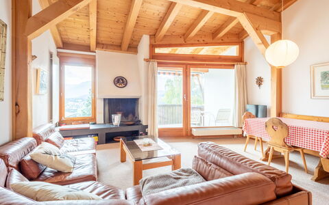 Casa Pleun: Wood, Interior Design, Ceiling, Furniture, Flooring, Room, Home, Floor, Living Room, Hardwood