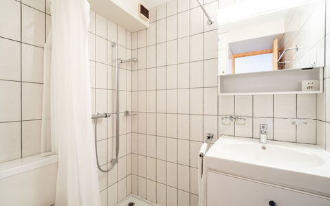 Casa Pleun: Interior Design, Wall, Plumbing Fixture, Flooring, Floor, Bathroom, Sink, Bathroom Sink, Room, Tap