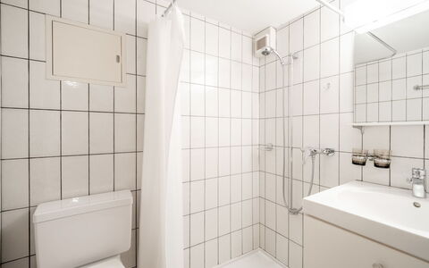 Casa Pleun: Flooring, Interior Design, Floor, Plumbing Fixture, Ceiling, Room, Bathroom, Apartment, Plumbing, Sink