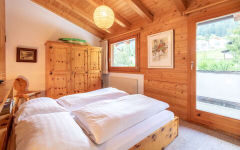 Casa Pleun: Wood, Interior Design, Bedroom, Furniture, Bed, Ceiling, Home, Bed Sheet, Bedding, Bed Frame