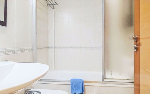 Marina Azul: Bathroom, Plumbing Fixture, Flooring, Floor, Interior Design, Plumbing, Tile, Tap, Shower, Bathtub