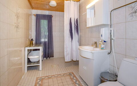 Kolin Kuningas: Plumbing Fixture, Flooring, Floor, Bathroom, Interior Design, Bathroom Sink, Sink, Toilet, Wood, Toilet Seat