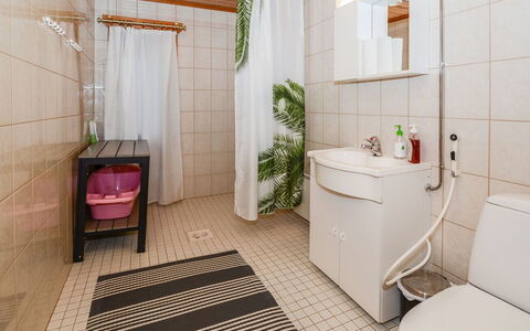 Kolin Kuningatar: Flooring, Plumbing Fixture, Floor, Interior Design, Wood, Sink, Toilet Seat, Toilet, Bathroom, Plumbing