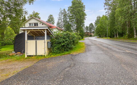 Alpola: Tree, Residential Area, House, Home, Land Lot, Driveway, Cottage, Suburb, Siding