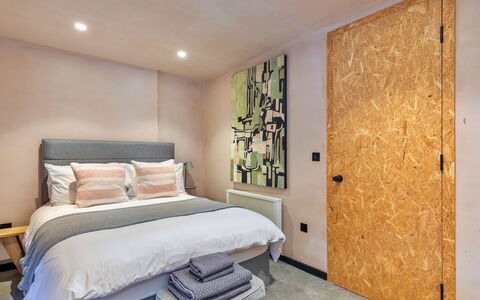 Bognor Regis 602: Interior Design, Furniture, Wall, Bedroom, Flooring, Floor, Wood, Bed Sheet, Ceiling, Bed