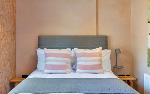 Bognor Regis 602: Bedroom, Wood, Furniture, Bed Sheet, Linens, Interior Design, Bedding, Bed, Floor, Textile