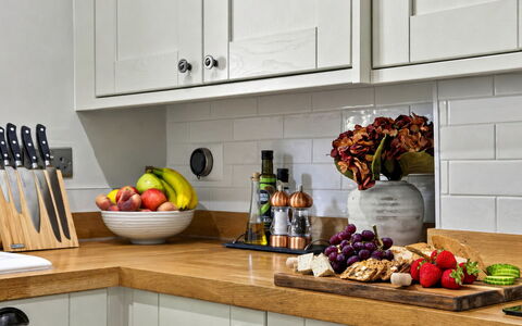 Willow'S View: Fruit, Tableware, Food, Kitchen, Furniture, Countertop, Bottle, Cabinetry, Kitchen Appliance, Drawer