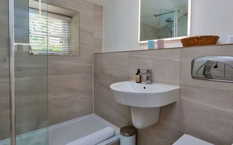 Mole End: Bathroom, Plumbing Fixture, Flooring, Interior Design, Wall, Floor, Toilet, Sink, Plumbing, Bathroom Sink