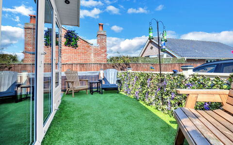 Osprey Court 1: Home, Apartment, Garden, Artificial Turf, Landscaping, Yard, Estate, Lawn, Backyard, Courtyard