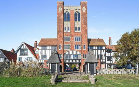 Arc Thorpeness: Building, Window, Facade, Brickwork, Brick, Estate, Sash Window, Suburb, Mansion, Yard