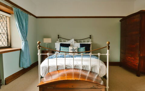 Greenacres: Furniture, Interior Design, Bed, Bedroom, Wall, Wood, Bedding, Bed Sheet, Flooring, Ceiling