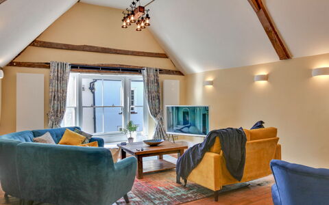 Josua, Maldon: Furniture, Interior Design, Wood, Ceiling, Room, Home, Lighting, Living Room, Flooring, Couch