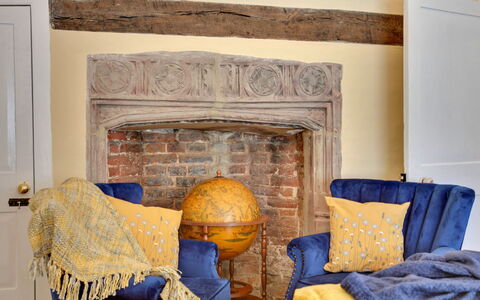 Josua, Maldon: Furniture, Interior Design, Living Room, Picture Frame, Cushion, Throw Pillow, Hearth, Wood Stain, Pillow, Natural Material