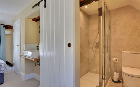 Josua, Maldon: Wall, Flooring, Wood, Floor, Plumbing Fixture, Interior Design, Bathroom, Door, Plumbing, Room