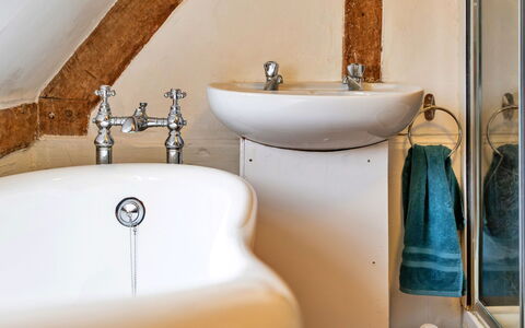 Cricketers' Cottage: Plumbing Fixture, Bathroom, Tap, Interior Design, Bathroom Sink, Sink, Plumbing, Flooring, Floor, Mirror