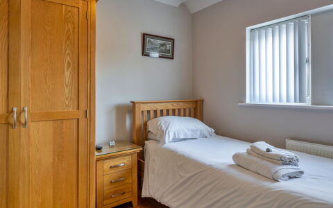 Hollies Cottage, Elm (4 Bed): Bed, Furniture, Bedroom, Wood, Bedding, Bed Sheet, Interior Design, Floor, Flooring, Room