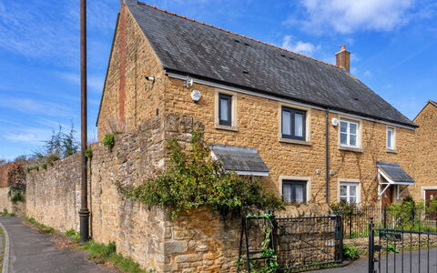 Hollies Cottage, Oak (3 Bed): Sky, House, Roof, Cottage, Residential Area, Rural Area, Brickwork, Home, Human Settlement, Door