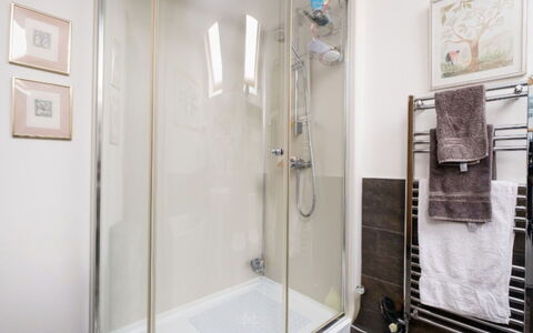 New Lodge Granary: Bathroom, Plumbing Fixture, Interior Design, Plumbing, Shower, Floor, Tap, Shower Door, Sink, Mirror