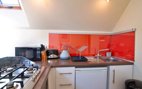 Canal Central: Kitchen, Kitchen Appliance, Countertop, Major Appliance, Interior Design, Kitchen Sink, Cabinetry, Home Appliance, Kitchen Stove, Stove