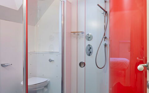 Canal Central: Bathroom, Plumbing Fixture, Flooring, Bathroom Sink, Interior Design, Plumbing, Floor, Tap, Shower, Sink