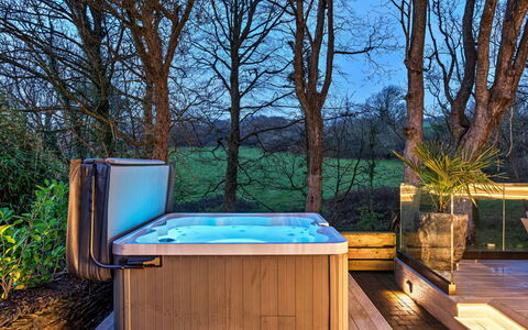 Orchard Rise: Bathtub, Plumbing Fixture, Jacuzzi, Houseplant, Swimming Pool, Wood Stain, Flowerpot, Plumbing