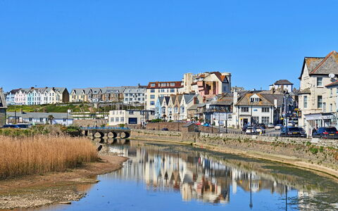Bude Bolthole: Building, Residential Area, Neighbourhood, Coast, Bank, Channel, Coastal And Oceanic Landforms, Shore, Suburb