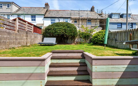 Bude Bolthole: Wood, Composite Material, Garden, Plank, Hardwood, Backyard, Wood Stain, Siding, Yard, Stairs