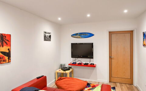 Bude, Upper Deck: Furniture, Interior Design, Wall, Room, Wood, Flooring, Ceiling, Floor, Picture Frame, Lighting