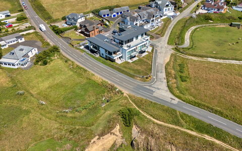 Perrantide: Residential Area, House, Landscape, Home, Land Lot, Plain, Suburb, Human Settlement, Aerial Photography, Coast