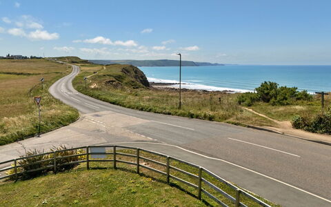Perrantide: Body Of Water, Coast, Coastal And Oceanic Landforms, Horizon, Road, Sea, Ecoregion, Ocean, Cloud, Terrain