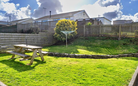 Trecane: Grass, Residential Area, Garden, Lawn, Land Lot, Home, Groundcover, Yard, Backyard, Cottage