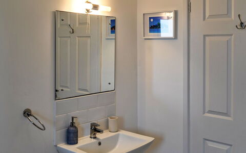 Trecane: Bathroom Sink, Wall, Plumbing Fixture, Sink, Tap, Plumbing, Interior Design, Mirror, Bathroom, Room