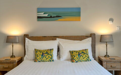 Gwelmor: Furniture, Bed, Wood, Bedroom, Interior Design, Bedding, Throw Pillow, Linens, Bed Sheet, Cushion