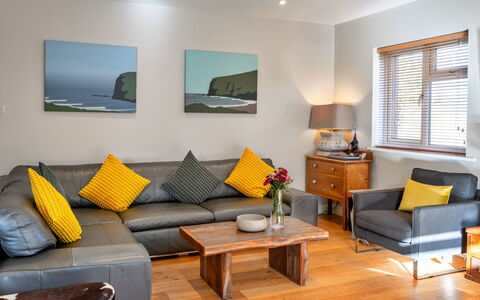 Gwelmor: Furniture, Interior Design, Flooring, Couch, Floor, Wood, Living Room, Table, Ceiling, Room