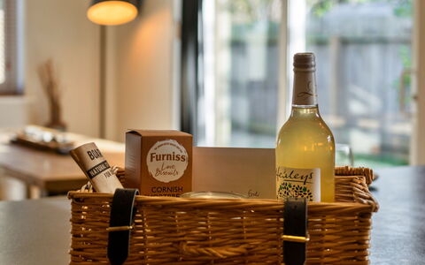 Gwelmor: Bottle, Basket, Wicker, Glass Bottle, Drinkware, Wine, Wine Bottle, Barware