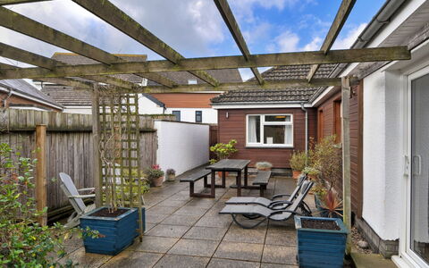 Gwelmor: Garden, Backyard, Shade, Outdoor Structure, Courtyard, Yard, Pergola, Patio, Outdoor Furniture, Landscaping