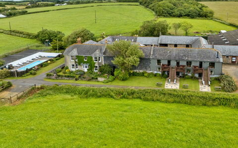 Squire, Quinceborough Farm: Residential Area, Landscape, Home, Estate, Bird'S-Eye View, Plain, Land Lot, Cottage, Lawn, Field