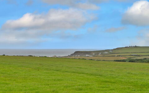 Squire, Quinceborough Farm: Sky, Blue, Cloud, Grass, Green, Grassland, Natural Environment, Horizon, Natural Landscape, Ecoregion