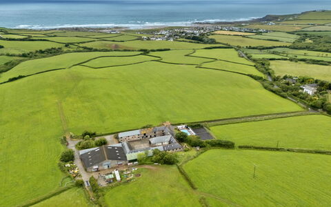 Squire, Quinceborough Farm: Aerial Photography, Bird'S-Eye View, Plain, Landscape, Field, Residential Area, Land Lot, Rural Area, Human Settlement, Estate