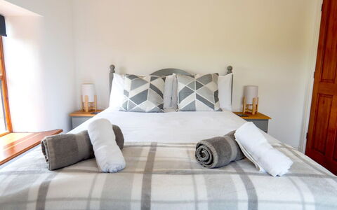 Olive Tree at Widemouth Bay: Bed, Furniture, Bedroom, Bedding, Bed Sheet, Interior Design, Wood, Flooring, Floor, Linens
