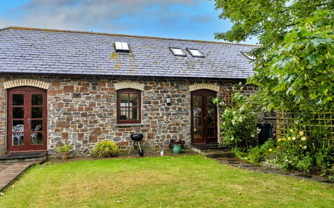 Roost, Quinceborough Farm: Cottage, House, Shrub, Roof, Door, Farmhouse, Estate, Garden, Brickwork, Yard