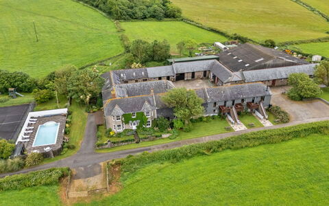 Mucklow, Quinceborough Farm: Grass, Residential Area, Landscape, Bird'S-Eye View, Home, Plain, House, Estate, Aerial Photography, Land Lot