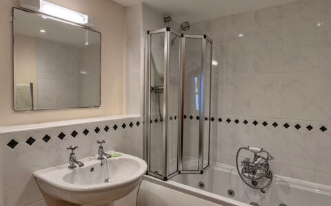 Goose, Quinceborough Farm: Bathroom, Plumbing Fixture, Interior Design, Flooring, Floor, Tap, Sink, Bathtub, Plumbing, Room
