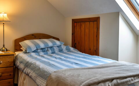 Goose, Quinceborough Farm: Bed, Bedroom, Bedding, Furniture, Bed Sheet, Wood, Interior Design, Flooring, Floor, Linens