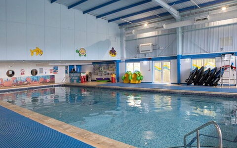 Pine Forest Lodge: Swimming Pool, Leisure Centre, Resort, Hotel, Resort Town